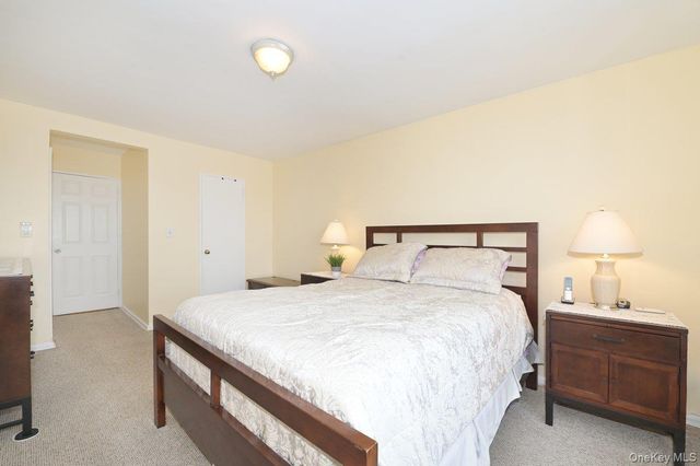 1 Birchwood Court 5F, Mineola, NY 11501