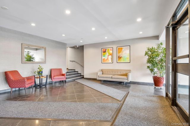 1 Birchwood Court 5F, Mineola, NY 11501