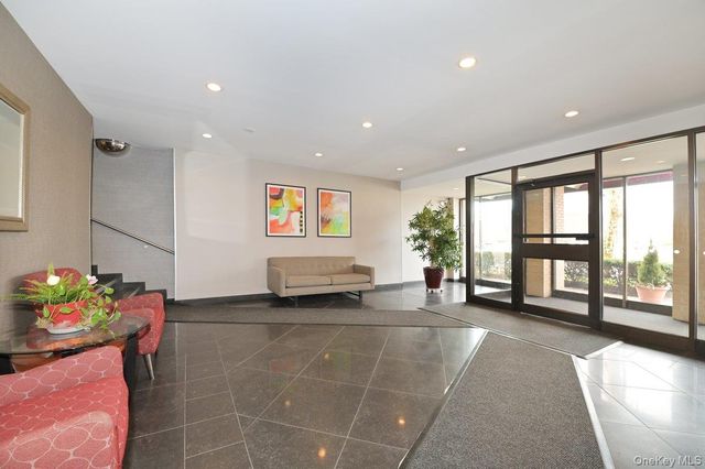 1 Birchwood Court 5F, Mineola, NY 11501