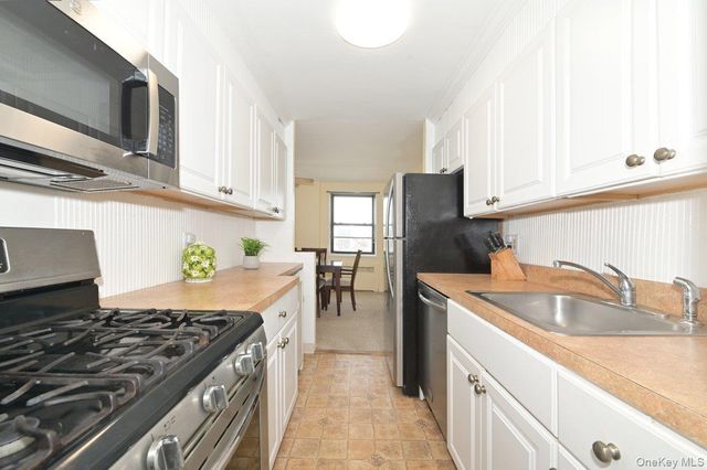 1 Birchwood Court 5F, Mineola, NY 11501