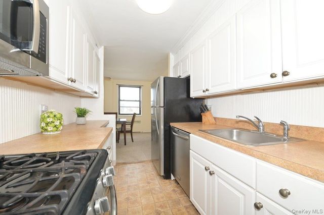 1 Birchwood Court 5F, Mineola, NY 11501