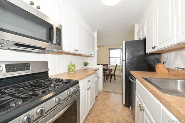 1 Birchwood Court 5F, Mineola, NY 11501