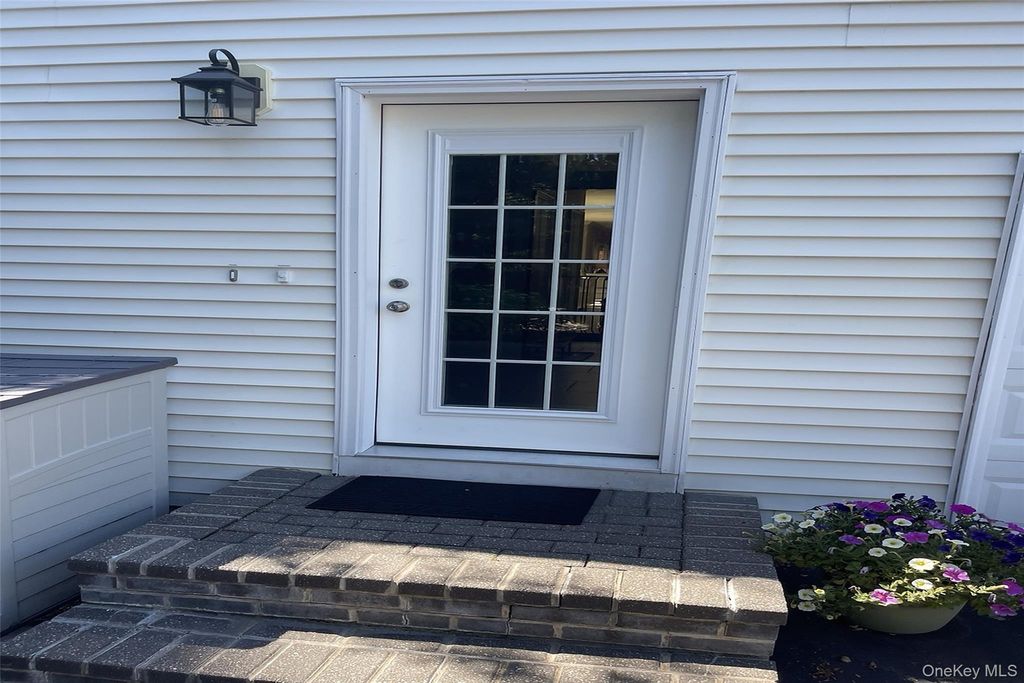 17 Cobbler Lane, East Setauket, NY 11733