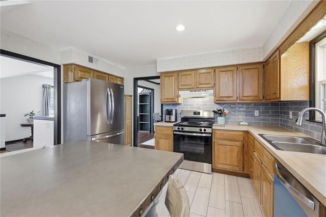 11520 Robinson Street, Overland Park, KS 66210