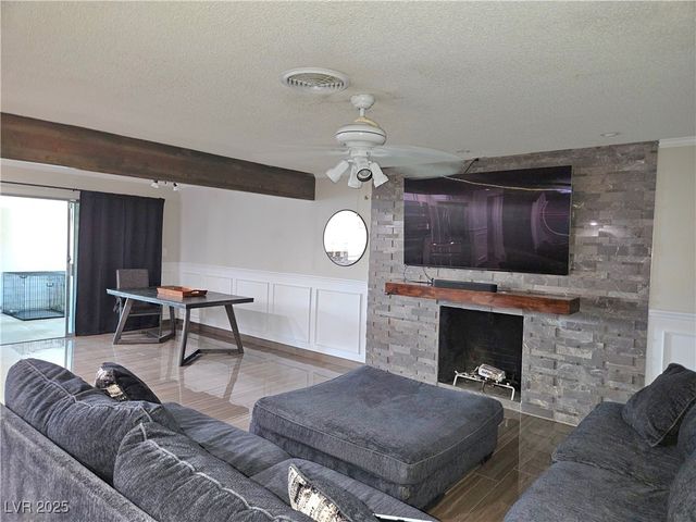 2013 Las Verdes Street, Las Vegas, NV 89102