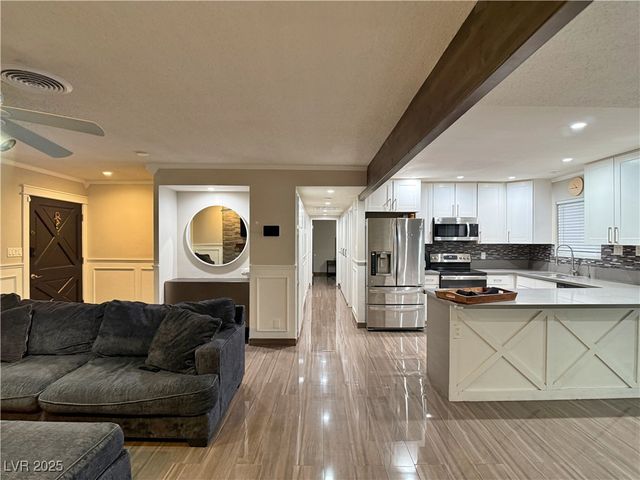 2013 Las Verdes Street, Las Vegas, NV 89102