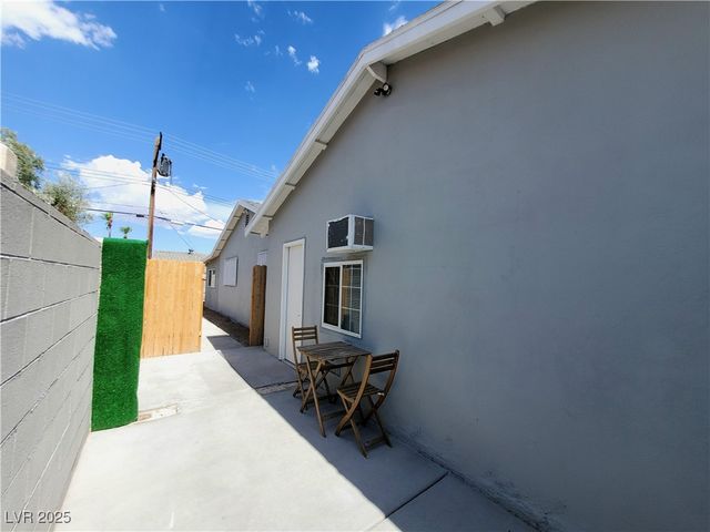 2013 Las Verdes Street, Las Vegas, NV 89102