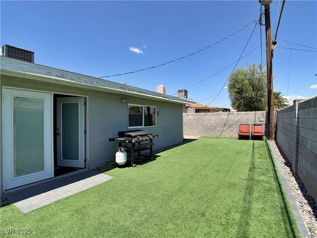 2013 Las Verdes Street, Las Vegas, NV 89102