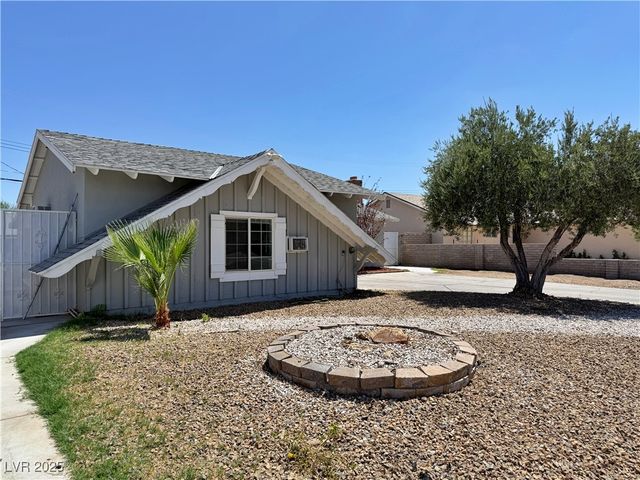 2013 Las Verdes Street, Las Vegas, NV 89102