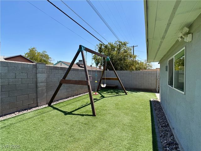 2013 Las Verdes Street, Las Vegas, NV 89102