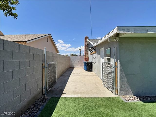 2013 Las Verdes Street, Las Vegas, NV 89102