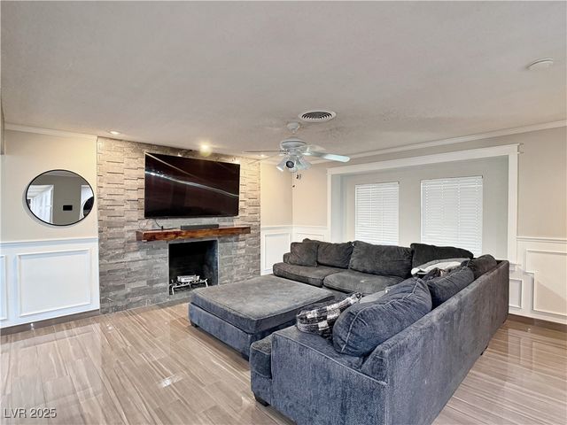 2013 Las Verdes Street, Las Vegas, NV 89102