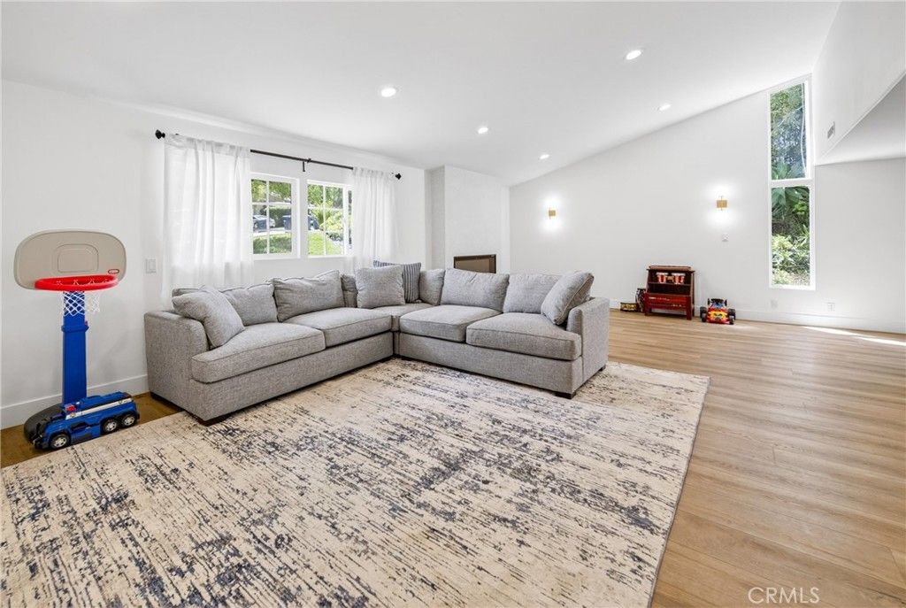 Image 8 of property listing at 4515 Park Livorno, Calabasas, CA 91302