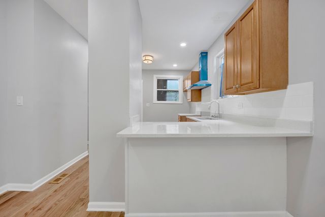 7825 S Ingleside Avenue, Chicago, IL 60619