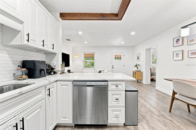240 42ND AVENUE NE, St Petersburg, FL 33703
