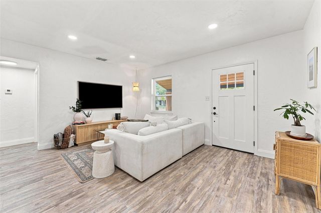 240 42ND AVENUE NE, St Petersburg, FL 33703