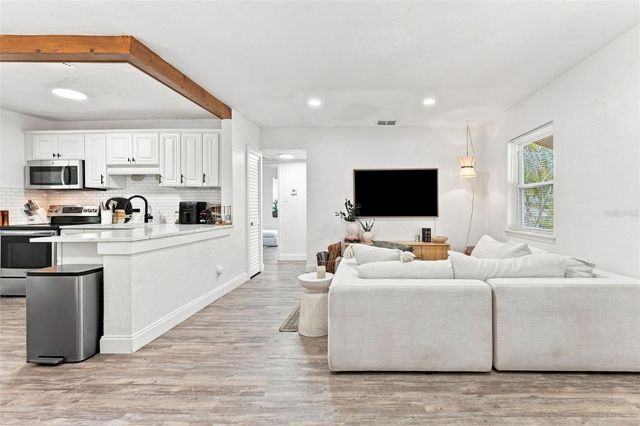240 42ND AVENUE NE, St Petersburg, FL 33703