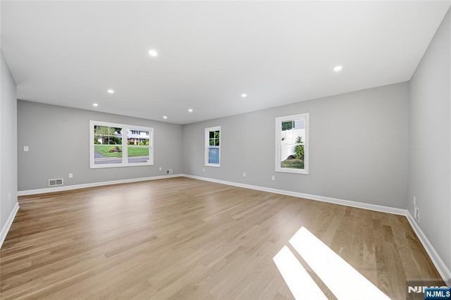 182 W Grand Avenue, Park Ridge, NJ 07656