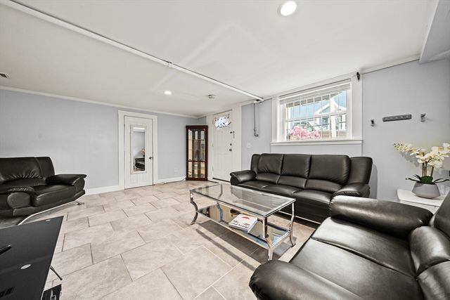 29 Hanson St, Somerville, MA 02143