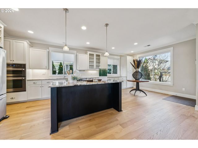 1647 Se SPOKANE St, Portland, OR 97202