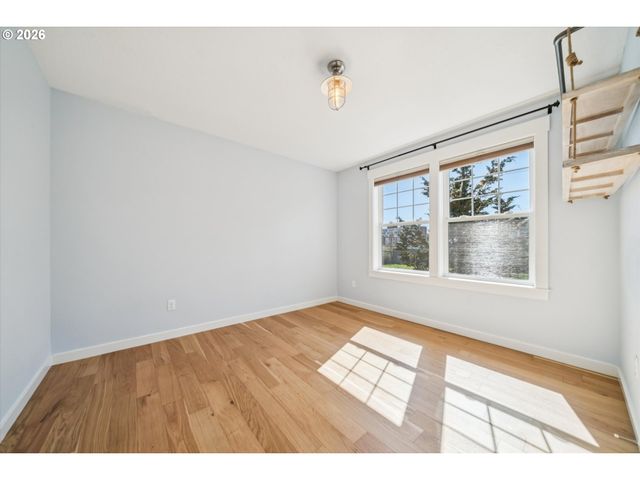 1647 Se SPOKANE St, Portland, OR 97202