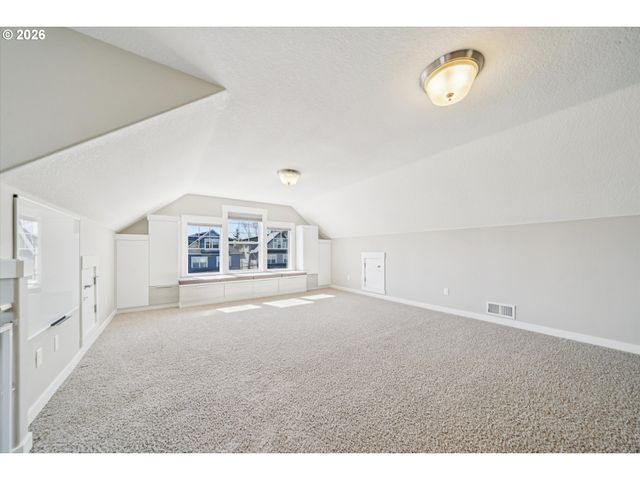 1647 Se SPOKANE St, Portland, OR 97202