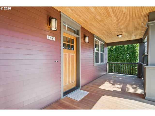 1647 Se SPOKANE St, Portland, OR 97202