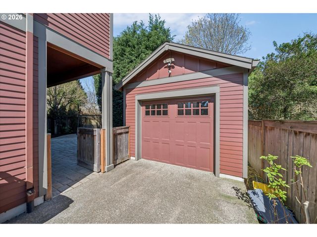 1647 Se SPOKANE St, Portland, OR 97202