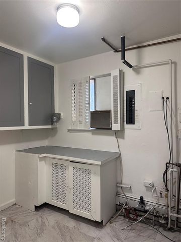 7421 Heather Heath, West Bloomfield, MI 48322