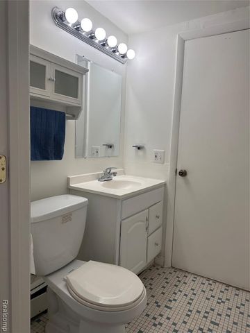 7421 Heather Heath, West Bloomfield, MI 48322