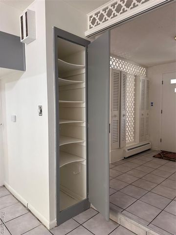 7421 Heather Heath, West Bloomfield, MI 48322