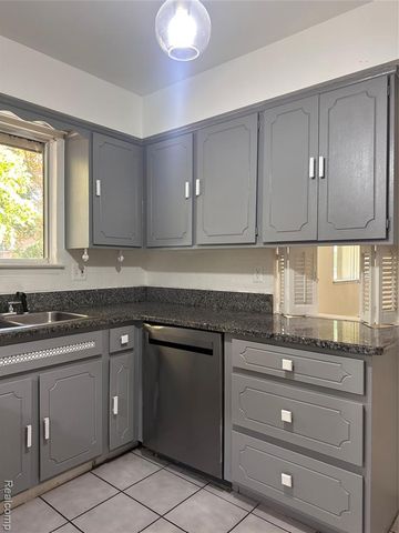 7421 Heather Heath, West Bloomfield, MI 48322