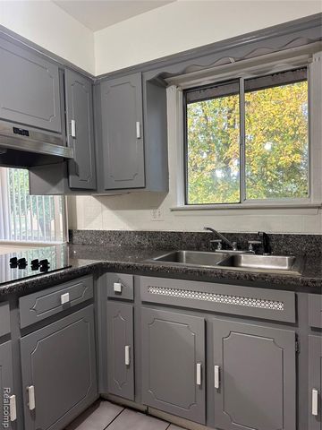 7421 Heather Heath, West Bloomfield, MI 48322