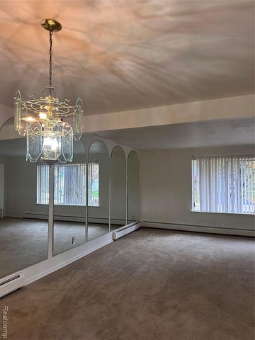 7421 Heather Heath, West Bloomfield, MI 48322