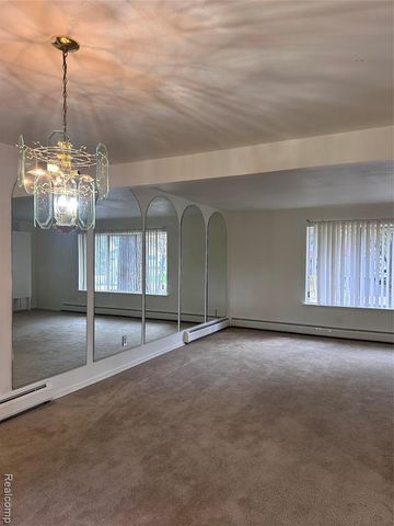 7421 Heather Heath, West Bloomfield, MI 48322