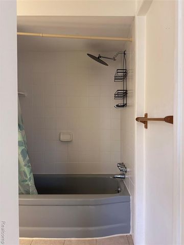 7421 Heather Heath, West Bloomfield, MI 48322