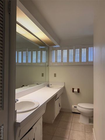 7421 Heather Heath, West Bloomfield, MI 48322