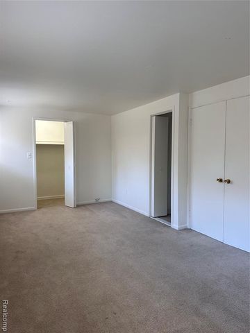 7421 Heather Heath, West Bloomfield, MI 48322