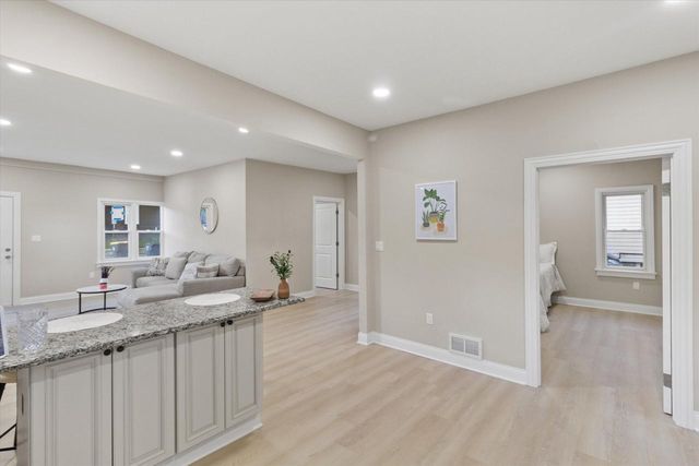 6800 Auburn AVENUE #6802, Wauwatosa, WI 53213