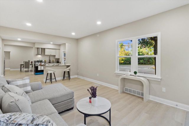 6800 Auburn AVENUE #6802, Wauwatosa, WI 53213