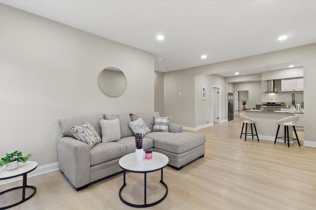 6800 Auburn AVENUE #6802, Wauwatosa, WI 53213