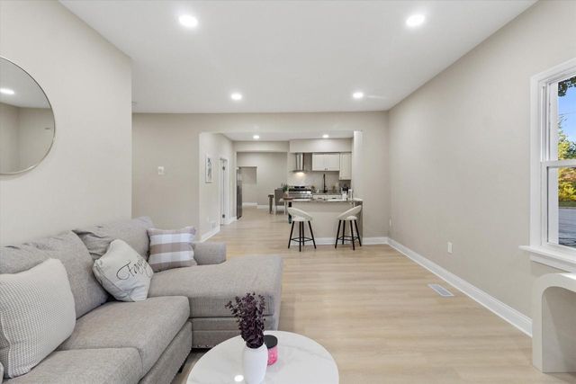 6800 Auburn AVENUE #6802, Wauwatosa, WI 53213