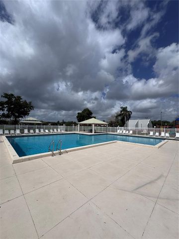 1532 W Harmony Lake Cir, Davie, FL 33324