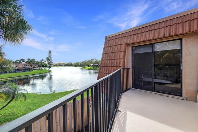 1532 W Harmony Lake Cir, Davie, FL 33324