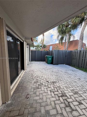 1532 W Harmony Lake Cir, Davie, FL 33324