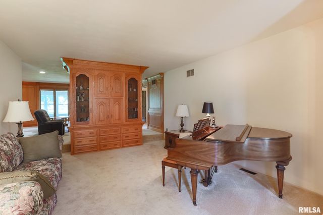 2816 SHERIDAN Road, Pekin, IL 61554