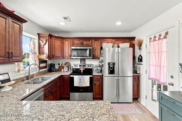 104 Sweetspire Dr, Mt Washington, KY 40047