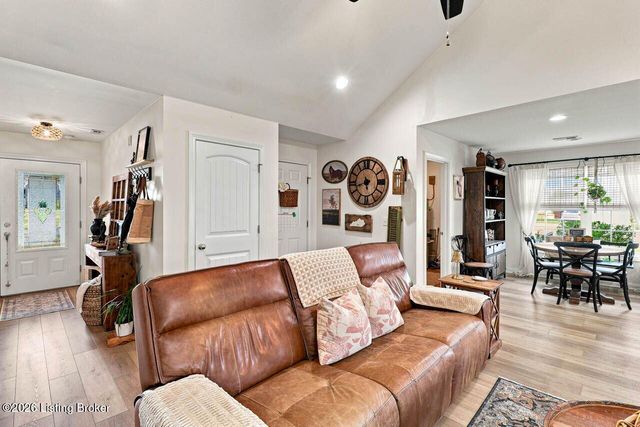104 Sweetspire Dr, Mt Washington, KY 40047