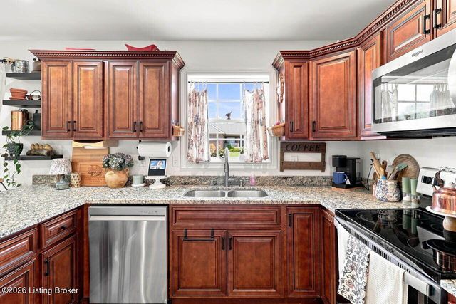 104 Sweetspire Dr, Mt Washington, KY 40047