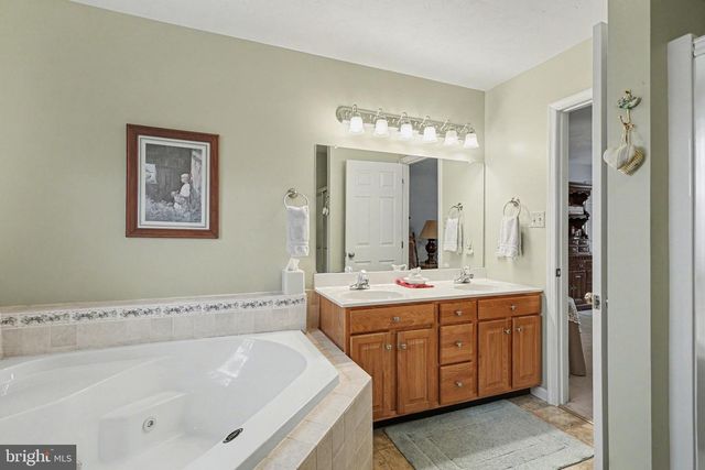 107 SUMMER HOUSE LN, York, PA 17408